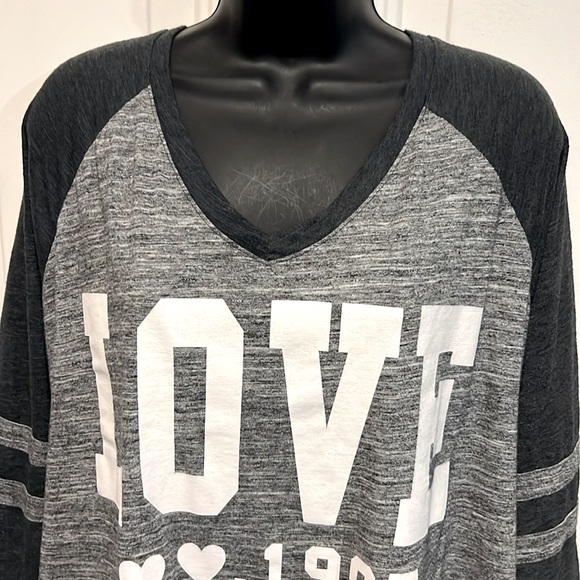 🔖 CLEARANCE🔖REFLEX 🖤 SOFT GRAY/BLACK LONG SLEEVE V-NECK “LOVE” TSHIRT TOP 3X - Picture 2 of 7